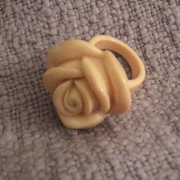 Rosebud ring - Picture 3 of 3